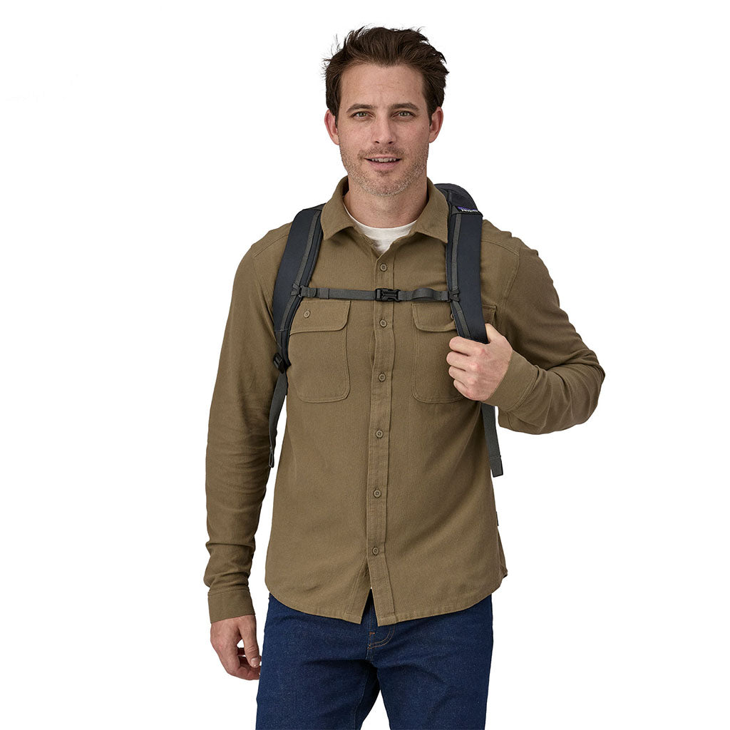 Patagonia Black Hole Pack 32L SMDB model front