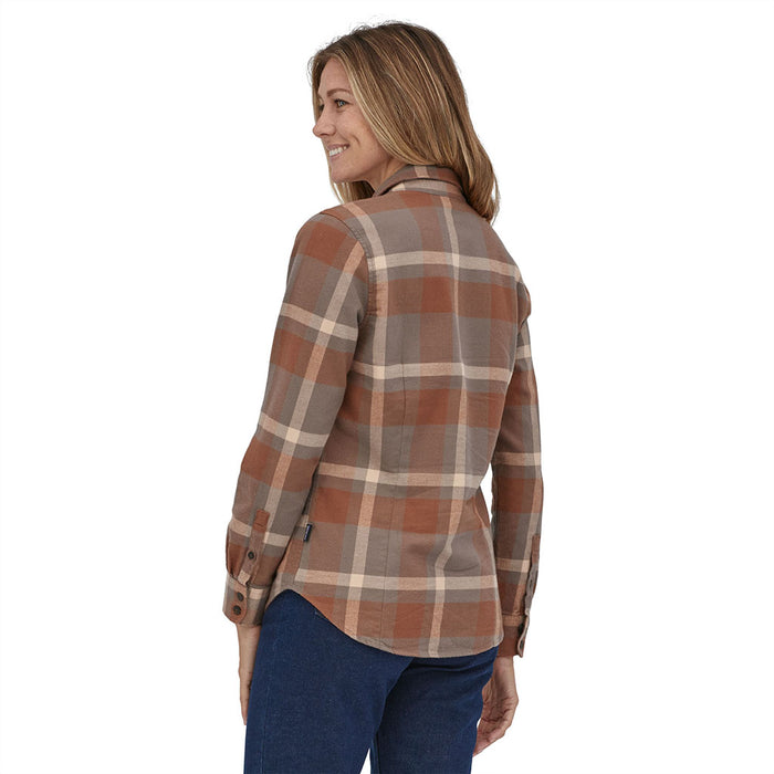 Patagonia Women's Long-Sleeved Organic Cotton Midweight Fjord Flannel Shirt CMKD model back